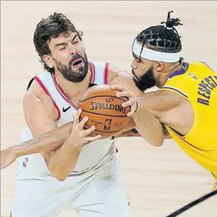  ?? FOTO: AP ?? Marc Gasol, pívot de Toronto Raptors, encarando a JaVale McGee, de los Lakers