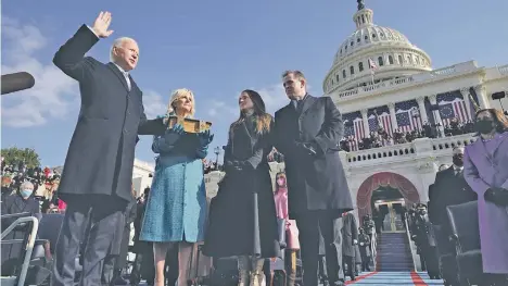  ?? / AP ?? Joe Biden juramentó sobre una gigantesca biblia que ha estado en su familia por 128 años.