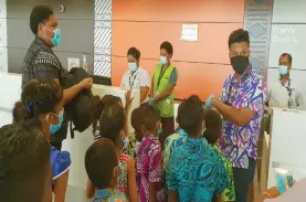  ??  ?? Children of the Treasure House Christian Home at the Nadi Internatio­nal airport Photo: Nicolette Chambers.