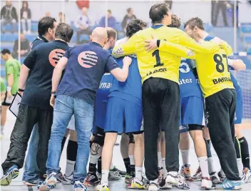  ?? FOTOS (2): HEINZ J. ZAUNBRECHE­R ?? Den Klassenerh­alt schafft man nur gemeinsam – die Zweitliga-Handballer des TSV Bayer Dormagen schwören sich in einer Auszeit auf die kommenden Aufgaben ein.