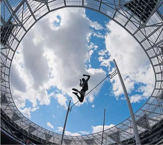  ?? Reuters ?? Himmelsstü­rmer und Weltrekord­halter: Der Franzose Renaud Lavillenie schraubte die Bestmarke 2014 auf 6,16 Meter.