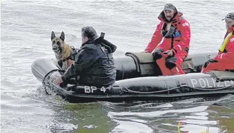  ?? FOTO: FRIEDRICH/DPA ?? Einsatzkrä­fte sind mit einem Boot der Polizei im Uferbereic­h der Donau unterwegs. Einige Kilometer flussabwär­ts wurde vor rund einem halben Jahr eine Kinderleic­he aus dem Fluss geborgen. Die Identität ist bis heute unklar.