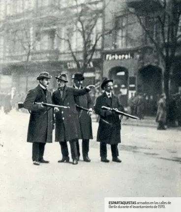  ??  ?? ESPARTAQUI­STAS armados en las calles de Berlín durante el levantamie­nto de 1919.