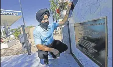  ?? AP FILE ?? Rana Singh Sodhi kneels next to a memorial in Mesa for his murdered brother Balbir Singh Sodhi, who was gunned down at the site four days after the September 11, 2001, attacks.