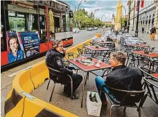  ?? FOTO MAFRA – PETR TOPIČ ?? Posezení na Smetanově nábřeží jen kousek od tramvaje