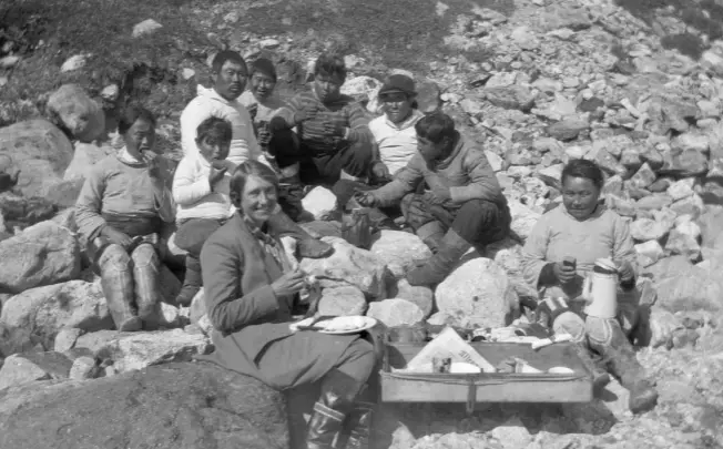  ?? ?? CLOCKWISE, FROM LEFT: Baychimo, the ‘ghost’ ship Isobel encountere­d on a trip around the coast of Alaska; Isobel and the crew of her umiak (a wooden boat) having lunch in Greenland, 1927; Carlowrie Castle, Isobel’s Scottish family home