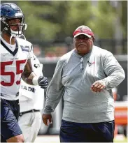  ?? Brett Coomer / Staff photograph­er ?? Having regained his coordinato­r’s title, Romeo Crennel wants to get Benardrick McKinney (55) and the Texans’ defense back in 2014-16 form.