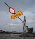  ?? Foto: Karl Josef Hildenbran­d, dpa ?? Verkehrsch­ilder und andere lose Gegen stände können bei Wind gefährlich wer den.
