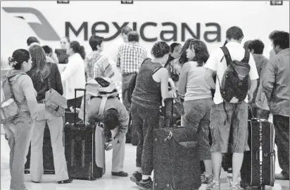  ?? ?? ▲ Mostradore­s de la aerolínea Mexicana de Aviación en 2010. Foto La Jornada