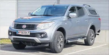  ??  ?? Trotz Fiat-Logos erkennen Kundige schnell: Der Fullback ist eigentlich ein Mitsu L200. Trotzdem ein interessan­ter Neuzugang. V6 only: Beim Amarok sind die Vierzylind­er gestrichen.