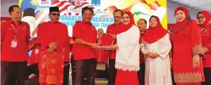  ??  ?? KETUA Wanita Umno Bahagian Tenom Datuk Rahmahjan Sulaiman Khan mewakili ketuaketua Wanita Zon 4 menyampaik­an cendera kenangan kepada Musa.