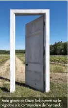  ??  ?? Porte géante de Gavin Turk ouverte sur le vignoble à la commanderi­e de Peyrassol.