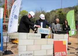  ?? (Photo C. C.) ?? Le président de l’agglomérat­ion Provence verte, maître d’ouvrage, a posé la première pierre de la future station d’épuration de Méounes.