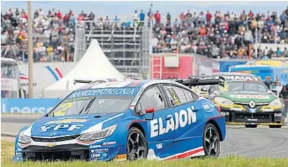  ?? ?? PRENSA STC2000
SACÓ PROVECHO. Con su Chevrolet, Llaver aprovechó las desavenien­cias de algunos rivales y trepó a la punta de la carrera.