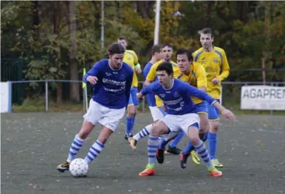  ?? FOTO KOEN FASSEUR ?? Joeri Lambert en Thomas Fasseur (rechts) houden de spelers van Brasschaat op afstand. Rode lantaarn Mariaburg pakte een knap punt tegen de buren.