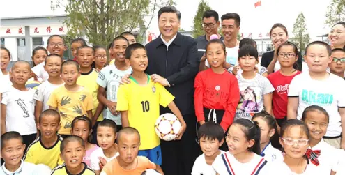  ??  ?? CHINESE President Xi Jinping shares time with youngsters in Gansu province where he inspected an afforestat­ion area and spent time with villagers to inquire about their livelihood.