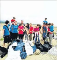  ??  ?? les déchets abandonnés sur la plage ramassés