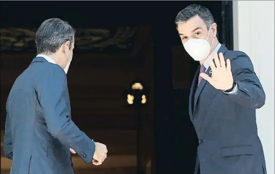  ?? ORESTIS PANAGIOTOU / EFE ?? El president del Govern central, Pedro Sánchez, amb el primer ministre grec, Kyriakos Mitsotakis, ahir a Atenes