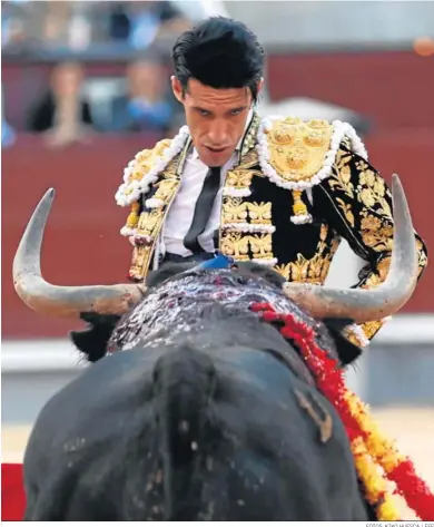  ?? FOTOS: KIKO HUESCA / EFE ?? Alejandro Talavante se coloca de frente para citar a uno de los toros que ayer le cupieron en suerte.