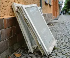  ?? Foto: Andrea Warnecke, tmn ?? Werden alte Fenster gegen neue ausgetausc­ht, kann das eine Instandhal­tung und gleichzeit­ig auch eine Modernisie­rung sein.