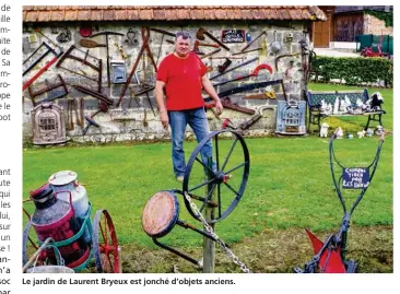  ??  ?? Le jardin de Laurent Bryeux est jonché d’objets anciens.