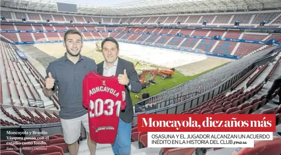  ?? Foto: Club Atlético Osasuna ?? Moncayola y Braulio Vázquez posan con el estadio como fondo.