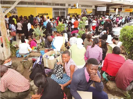  ?? Picture: Tinai Nyadzayo. ?? Thousands of prospectiv­e teachers turned up at the Ministry of Primary and Secondary Education district offices in Mutare to register for employment. —