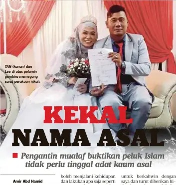  ??  ?? TAN (kanan) dan
Lee di atas pelamin gembira memegang surat perakuan nikah.