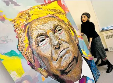  ?? AFP ?? La artista ucraniana Daria Marchenko posa con su retrato del presidente Donald Trump el 30 de enero de 2018.