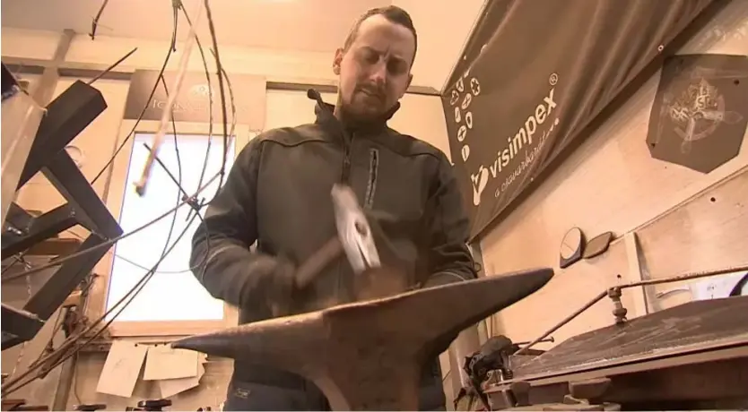  ?? ?? Cet artiste hongrois oeuvre pour un monde plus vert en travaillan­t à partir de métaux mis à la poubelle. Euronews