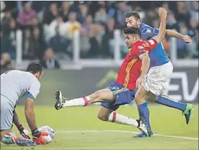  ??  ?? Diego Costa van Spanje probeert hier te scoren, maar doelman Gianluigi Buffon van Italië houdt zijn inzet tegen. (Foto: Goal)