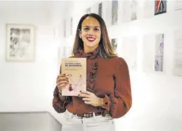  ?? MARÍA MUÑOZ ?? La psiquiatra Nuria Núñez, presentand­o su libro en Zaragoza.