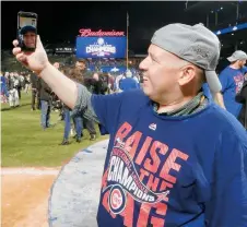  ?? JAVIER QUIROZ / LA RAZA ?? Mateo Moreno cuando los Cachorros ganaron la Liga Nacional. «Es un gran orgullo tener esta posición con el equipo porque trataron de ayudar a los jugadores para comunicars­e.»