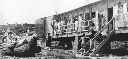  ?? Bild: FOTO: MATHILDA RANCH/HALLANDS KULTURHIST­ORISKA MUSEUM ?? HISTORISKT. Skarpe Nord i början av 1900-talet då man hade byggt omklädning­shytter.