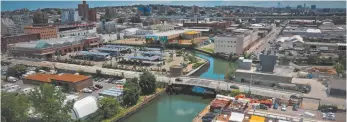  ?? CITIZEN NEWS SERVICE PHOTO BY BEBETO MATTHEWS ?? This 2016 file photo shows a view of Brooklyn’s Gowanus Canal.