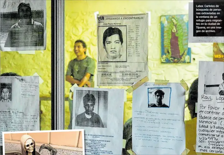  ?? EL PAÍS ?? Labor. Carteles de búsqueda de personas extraviada­s en la ventana de un refugio para migrantes en la ciudad de Tijuana, en una imagen de archivo.