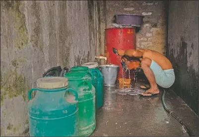  ??  ?? A police officer washes in the Indian state of Mizoram.