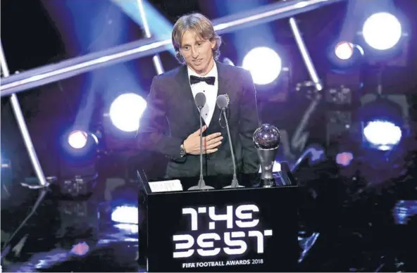  ??  ?? ► Luka Modric da un discurso de agradecimi­ento luego de recibir el premio al mejor jugador del año.