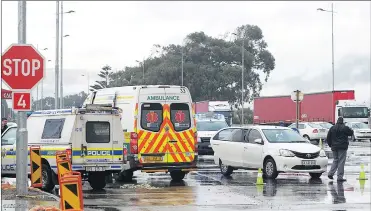  ?? Picture: LEON KNIPE ?? TRAGIC: Police chased three hijackers after a woman was shot and killed on the scene outside the SA Breweries in Ottery.