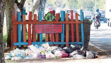  ?? PIC BY AMIR IRSYAD OMAR ?? Rubbish dumped next to a rubbish bin in Jalan Arumugam Pillai in Pokok Sena, Tasek Gelugor, Seberang Prai.