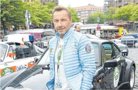  ?? FOTO: FREDERIC KERN / IMAGO IMAGES ?? Der als Stuttgarte­r „Tatort“-Kommissar bekannt gewordene Hans-Jürgen „Richy“Müller fährt privat wie dienstlich Porsche: Unser Bild zeigt ihn auf dem Hamburger Fischmarkt am Start einer Klassik-Rallye.