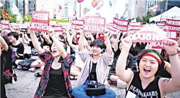  ??  ?? File photo shows protesters holding placards reading ‘Abolish punishment for abortion’ as they protest South Korean abortion laws in Gwanghwamu­n plaza in Seoul.