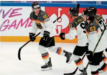  ?? FOTO: GOLOVKIN/AP/DPA ?? Die deutsche Eishockey-Nationalma­nnschaft um Frederik Tiffels (links, hier beim Torjubel gegen Frankreich) geht mit viel Selbstvert­rauen in das WM-Viertelfin­ale an diesem Donnerstag gegen die Schweiz.