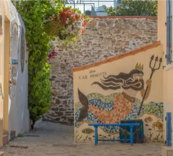  ??  ?? Depuis plus
de vingt ans, Danièle Arnaudaubi­n habille de coquillage­s le quartier de l’île Penotte, où elle a son atelier d’artiste. Les murs, bien sûr,
mais aussi les portes, les linteaux…
Des fresques si réussies
qu’elles attirent les touristes.