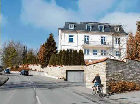  ?? Archivfoto: Tobias Kleinschmi­dt, dpa ?? Hinter hohen Mauern: das Anwesen der Familie Schlecker in Ehingen bei Ulm.