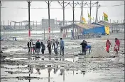  ?? ?? Kalpwasis shifting and workers busy working to stop water from entering more camps in Magh Mela tent city in Prayagraj.HT