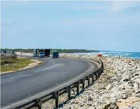  ?? HANSEL VáSQUEZ ?? Kilómetro 19 de la vía Barranquil­la-Ciénaga, uno de los puntos más críticos.