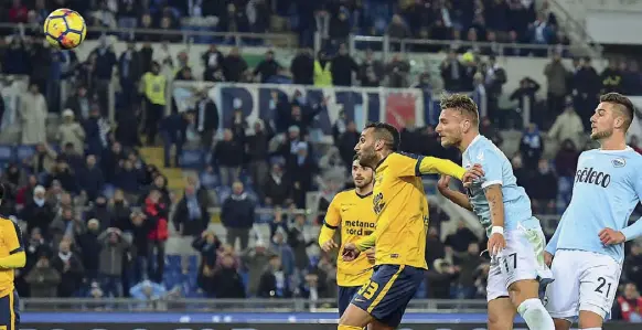  ??  ?? Scatenato Ciro Immobile di testa segna il 2-0 ieri sera all’Olimpico: con i due gol realizzati al Verona il bomber della Lazio sale a quota 22 reti nella classifica dei cannonieri