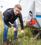  ??  ?? ■ Hos en av de stora försäljarn­a i Karleby vevar vd Antti Tokola ner stödbenet så vi kan gå in i vagnen och kolla.