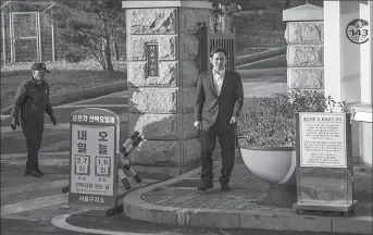  ?? SEOUL
-AP ?? Samsung's Vice Chairman Jay Y. Lee leaves the Seoul Detention Center.